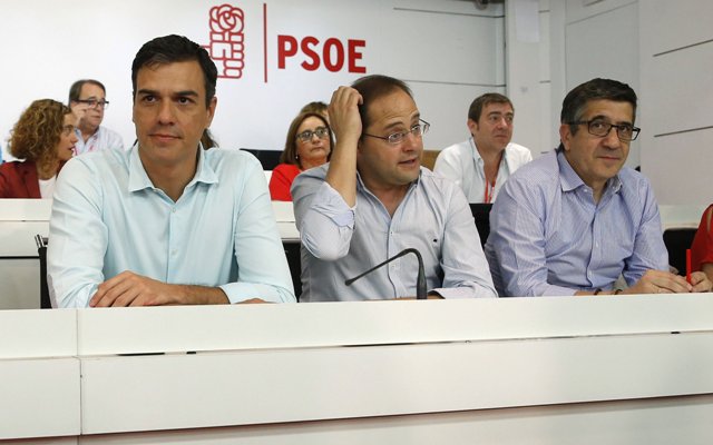 Pedro Sánchez (izquierda) afirmó que su formación votará en contra de la investidura presidencial de Mariano Rajoy, quien busca apoyos parlamentarios 