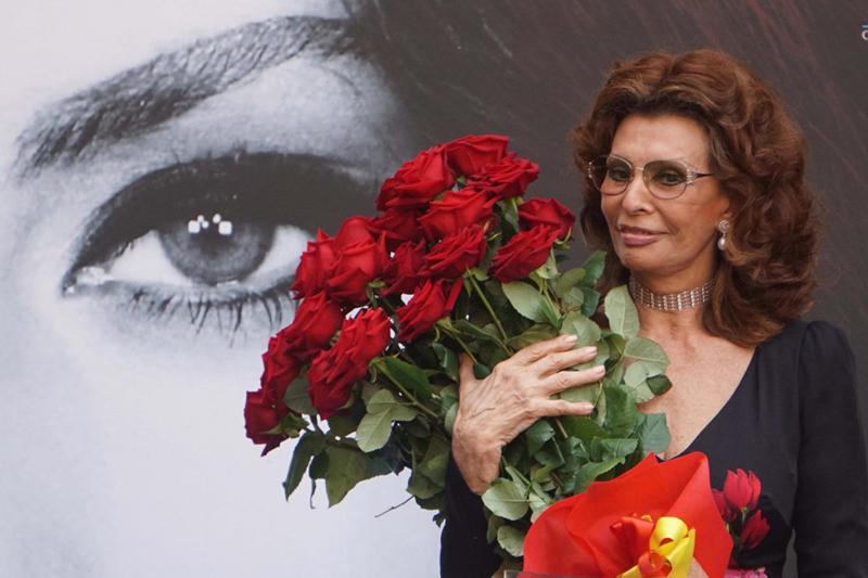Sophia Loren recibió un ramo de rosas. 