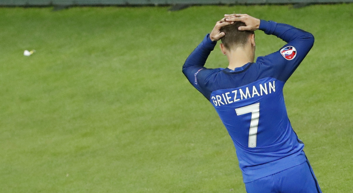 Antoine Griezmann se lamenta tras fallar una oportunidad clara