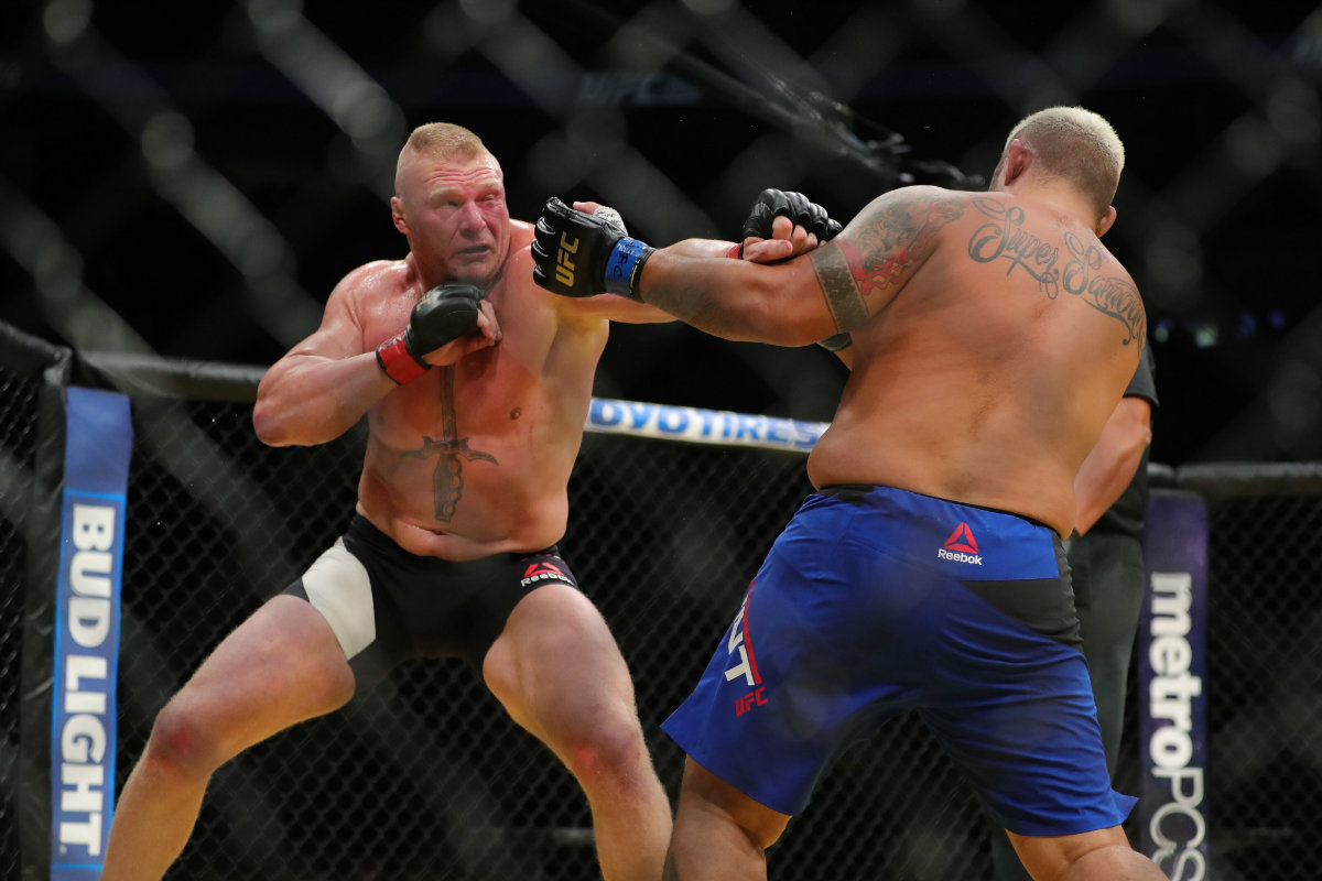 Brock Lesnar lanza un golpe a Mark Hunt en UFC 200