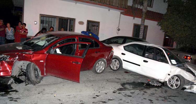 El accidente dejó como saldo cuantiosos daños.