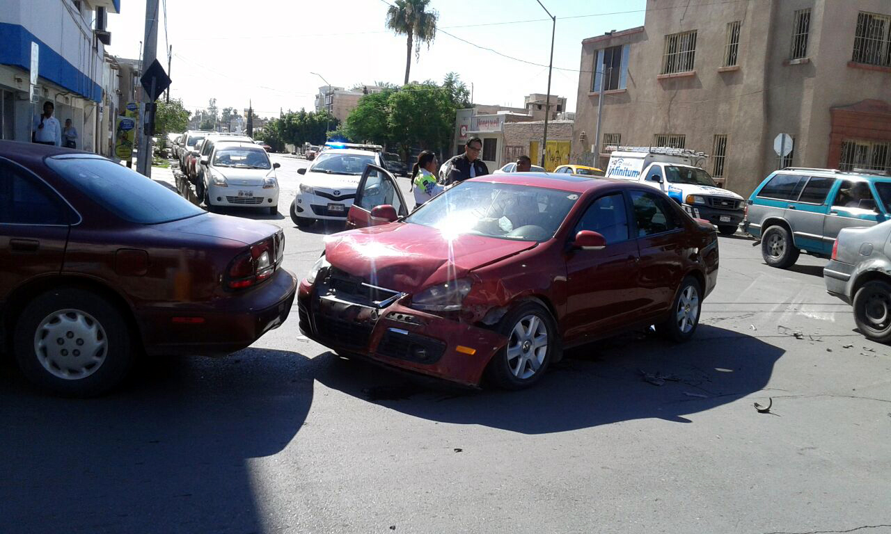 Accidente en avenida Abasolo y calle Francisco I. Madero de Torreón.
