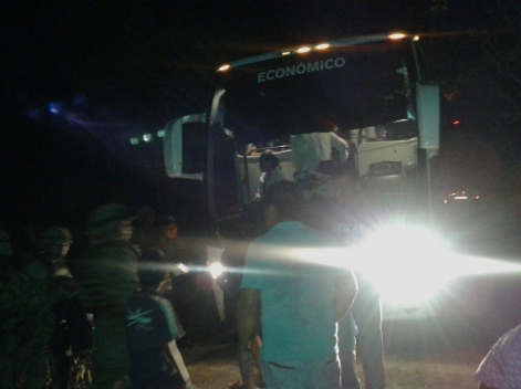 Los tres asaltantes abrieron la cajuela del autobús y sacaron algunas maletas para más tarde correr entre la maleza.