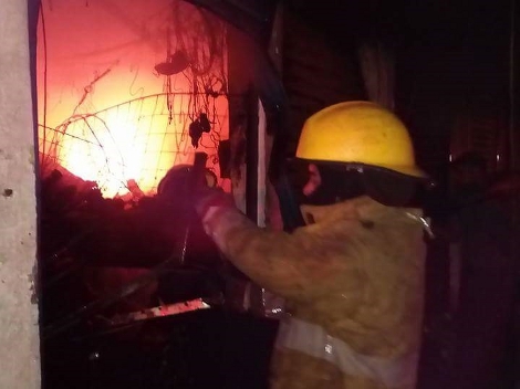 Elementos de Cuerpo de Bomberos sofocaron el incendio en el mercado de Acapulco a bordo de cuatro unidades de PC, sin que se reportaran personas lesio