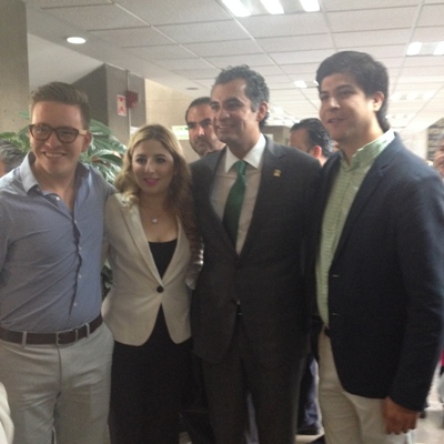 Enrique Ochoa Reza llegó a la sede del PRI para registrarse como candidato a la presidencia del partido.