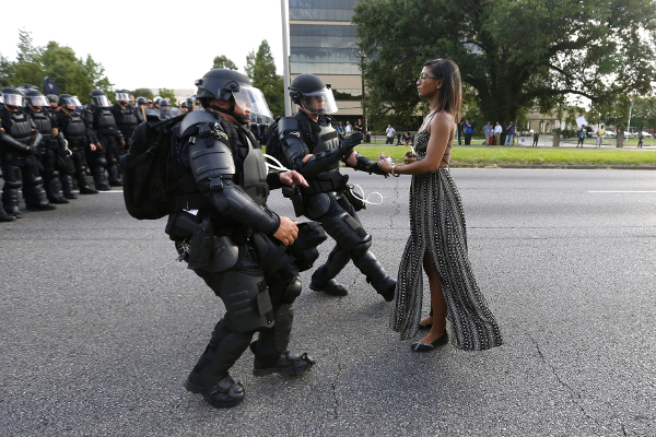 La fotografía de una mujer que es arrestada en Luisiana se difundió ampliamente como una imagen distintiva de las protestas.