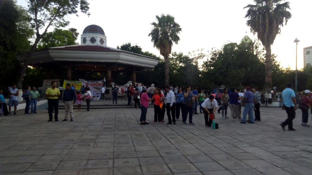 Maestros de Gómez Palacio marcharon esta tarde en apoyo a los profesores de Oaxaca, en contra de la Reforma Educativa.