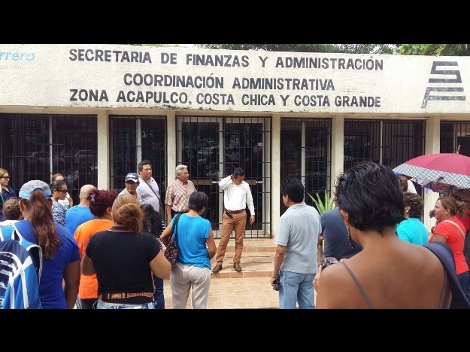 Profesores de la Suspeg también exigen el cese del jefe de sector de la región Acapulco-Coyuca de Benítez de la SEG, Pedro Álvarez de Dios.