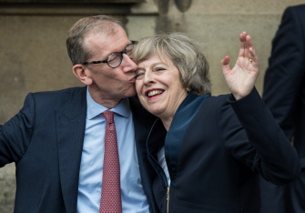 Theresa May junto a su esposo, Philip John May, tras su discurso frente al parlamento de Londres.