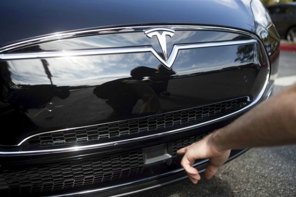 Autoridades investigan el primer accidente mortal de un automóvil Tesla equipado con Autopilot.
