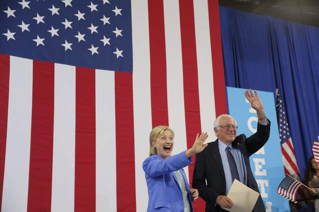 Clinton y Sanders durante el anuncio oficial.