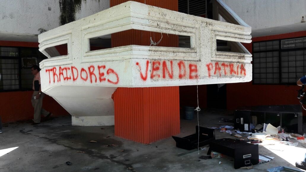 Los hombres, con el rostro cubierto, pintaron las instalaciones. 