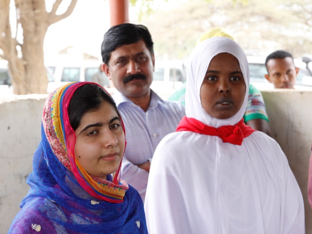 Malala Yousafzai, ganadora del premio Nobel de la Paz, viajó al campamento de refugiados más grande del mundo, ubicado en Dabaab, Kenia, para hablar s