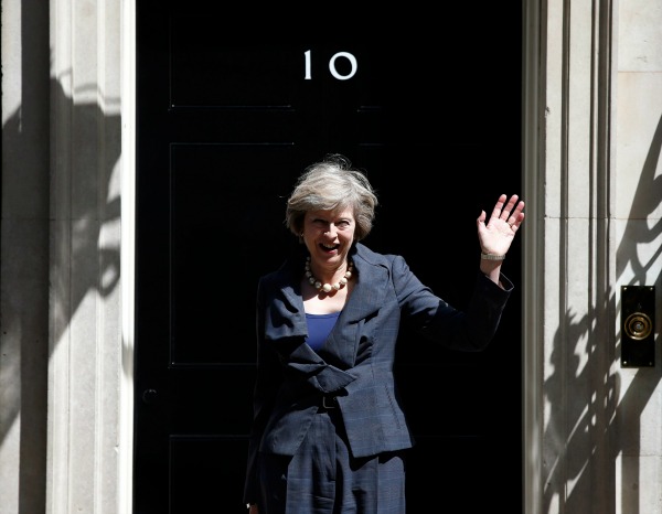 La ministra del Interior británica, Theresa May, saliendo de 10 Downing Street tras una reunión de gabinete en Londres.