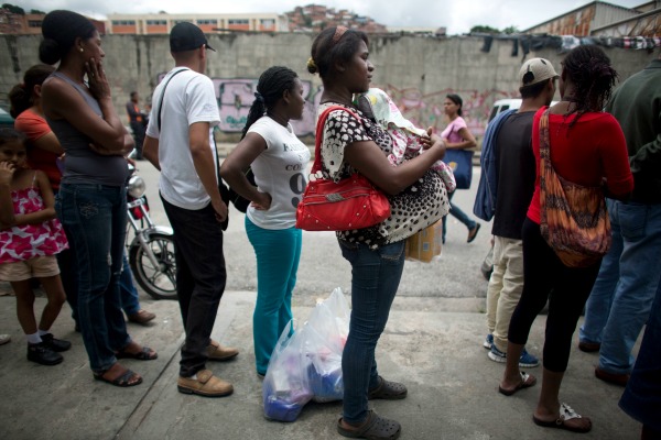 Una mujer dio a luz mientras esperaba en la fila para comprar comida en Caracas, Venezuela. 