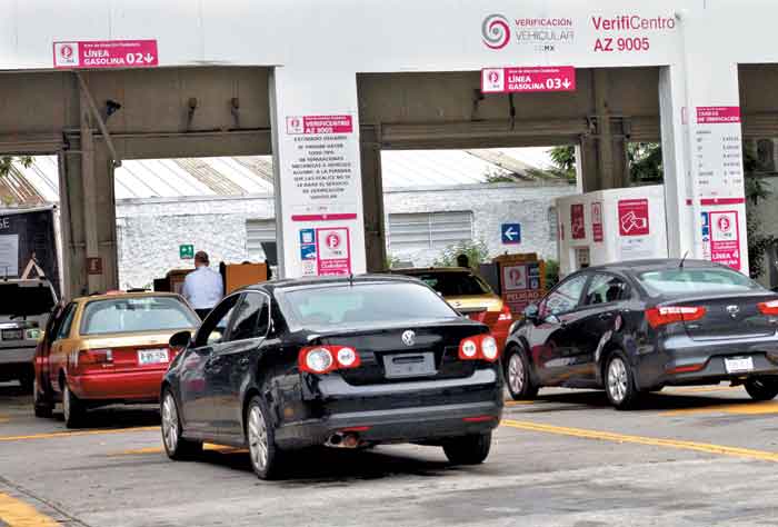 Ayer reanudaron operaciones 53 de los 67 verificentros que hay en la Ciudad de México, aunque solo siete realizan pruebas estáticas.