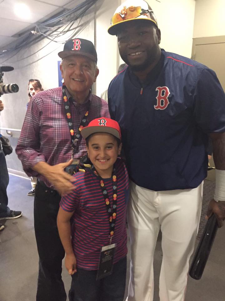 Andrés Manuel López Obrador con el beisbolista David Ortiz 