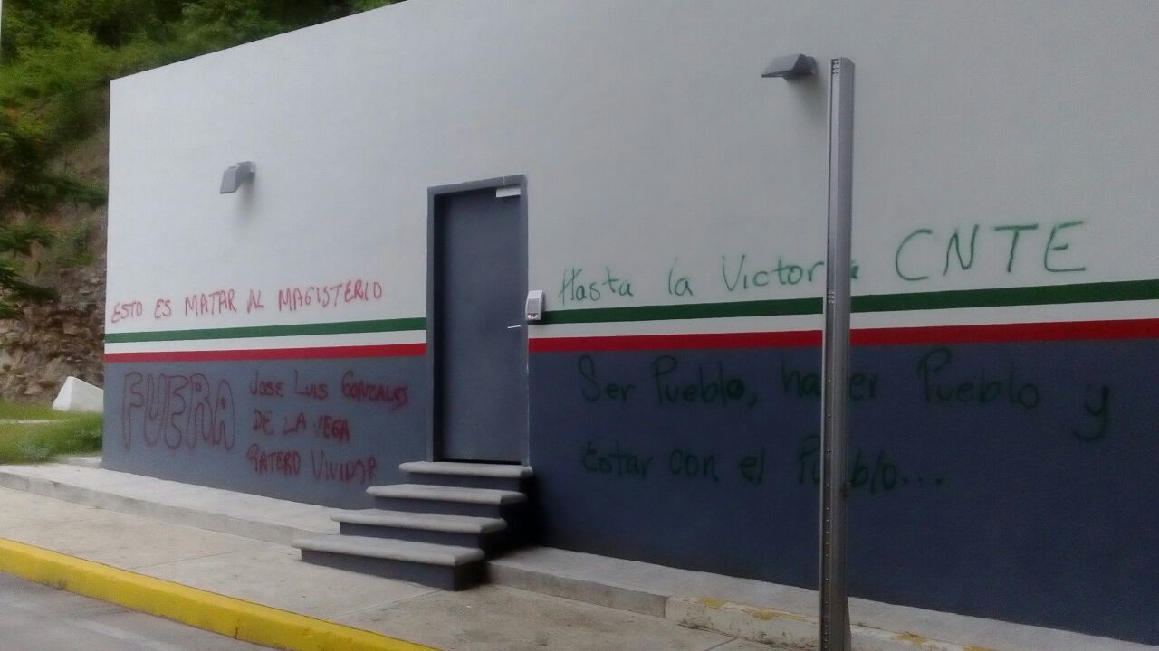 Los maestros realizaron pintas en la caseta de La Venta. 