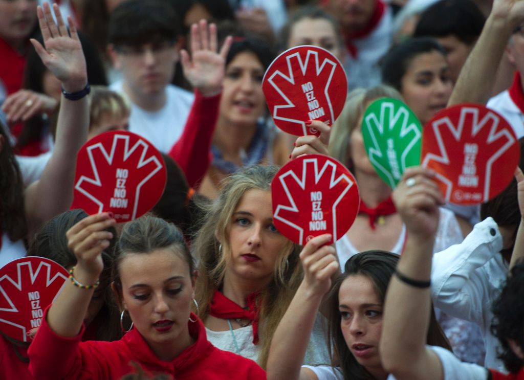 Mujeres realizan campaña para detener los abusos durante las fiestas de San Fermín