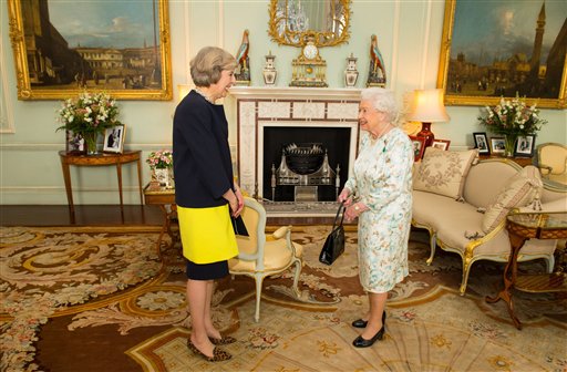 La reina Isabel II recibió a la nueva ministra, Theresa May, tras aceptar la renuncia de Cameron.