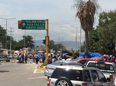 La Secretaría de Seguridad Pública Estatal, reportó 13 bloqueos en cinco de ocho regiones de Oaxaca.