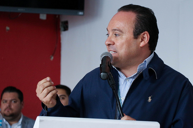 Alberto Uribe Camacho durante la inauguración de la terminal de autobuses de la empresa River en el municipio de Tlajomulco.