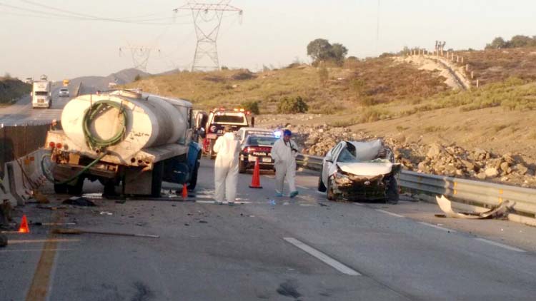 El conductor del auto compacto, quien no ha sido identificado, se dirigía al aeropuerto internacional Mariano Escobedo.