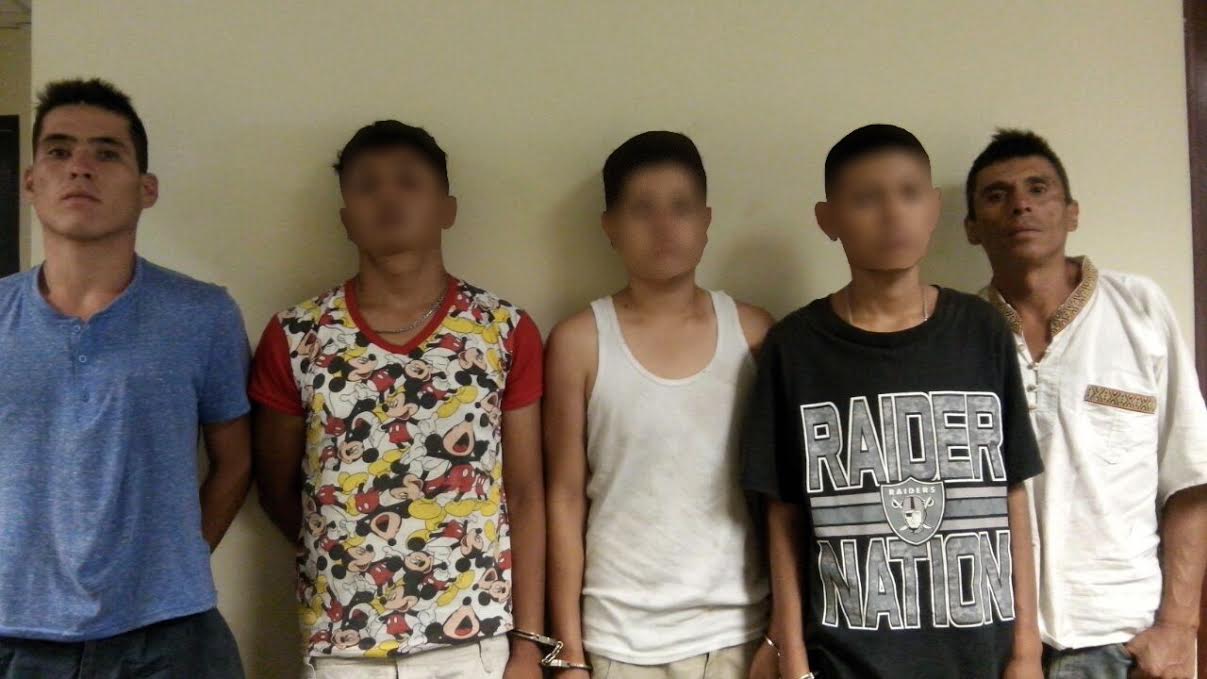 Los detenidos iban a bordo de un vehículo tipo Golf. 