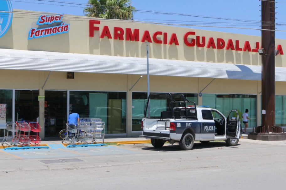 Empleadas de Farmacia Guadalajara forcejearon con 2 mujeres para tratar de evitar un robo.
