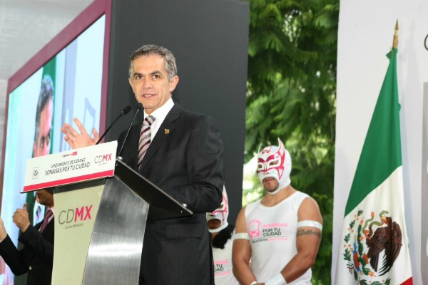 El jefe de Gobierno, Miguel Ángel Mancera, en el lanzamiento del programa lanzamiento de verano "Sonrisas por Tu Ciudad".