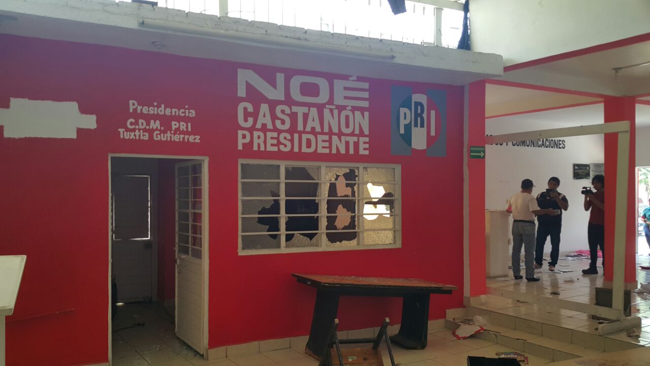 Los maestros realizaron pintas en los edificios. 