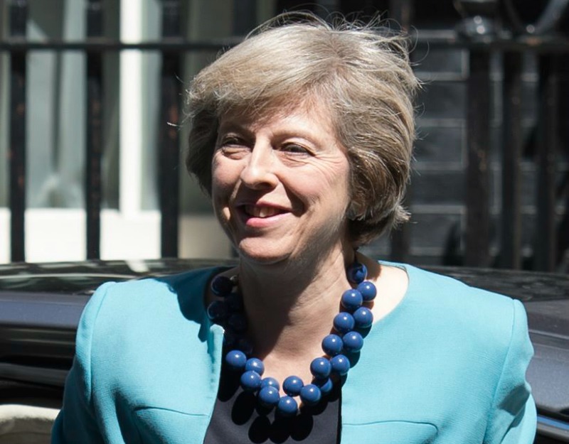La primera ministra británica llega a Downing Street para continuar remodelando su consejo de ministros. 