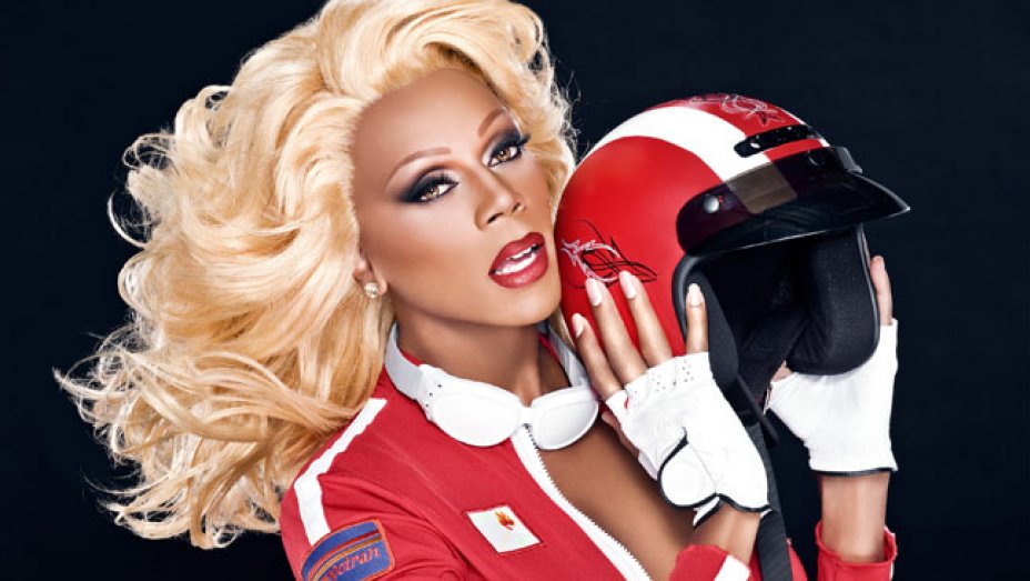RuPaul conduce el programa. 