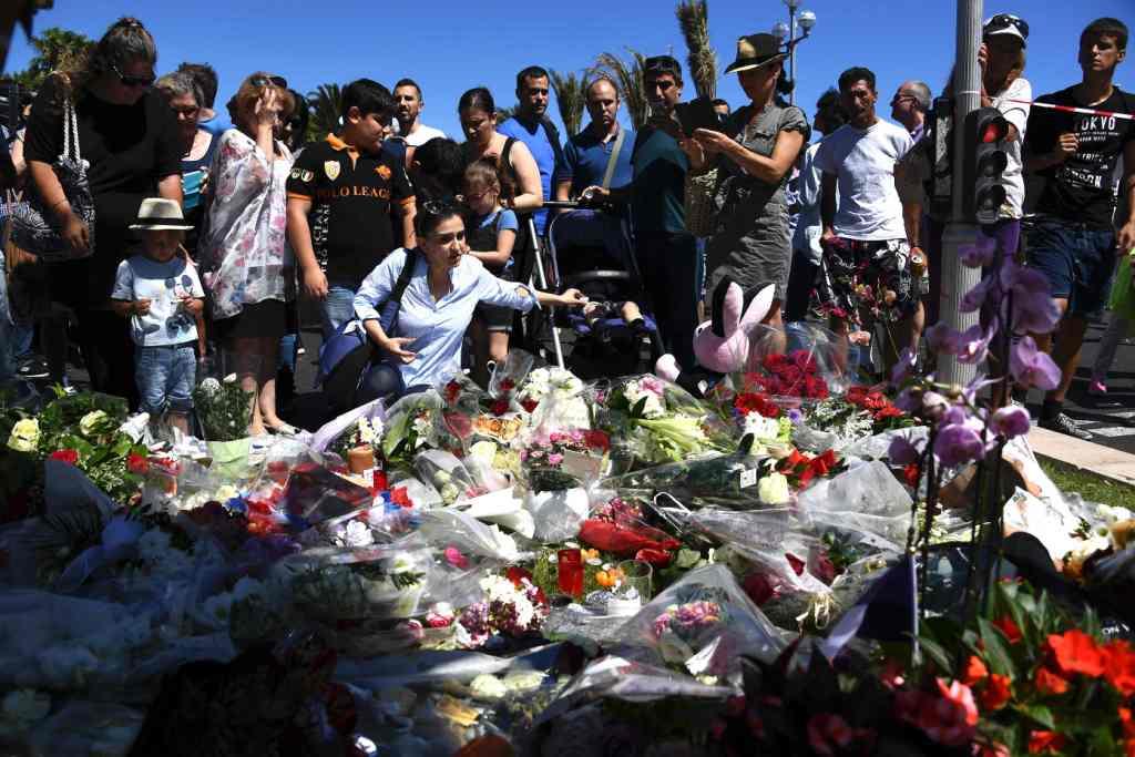Anoche, una camioneta pasó a toda velocidad por el paseo de los Ingleses en Niza, Francia; en el ataque murieron 84 personas y más de 200 resultaron h