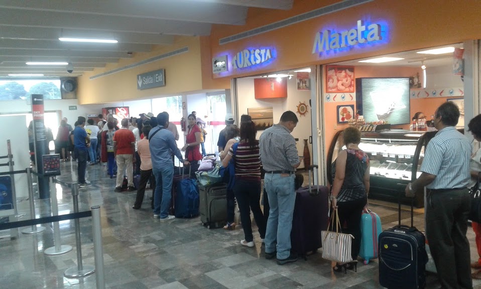En el lugar se observaban largas filas de aeroviajeros.