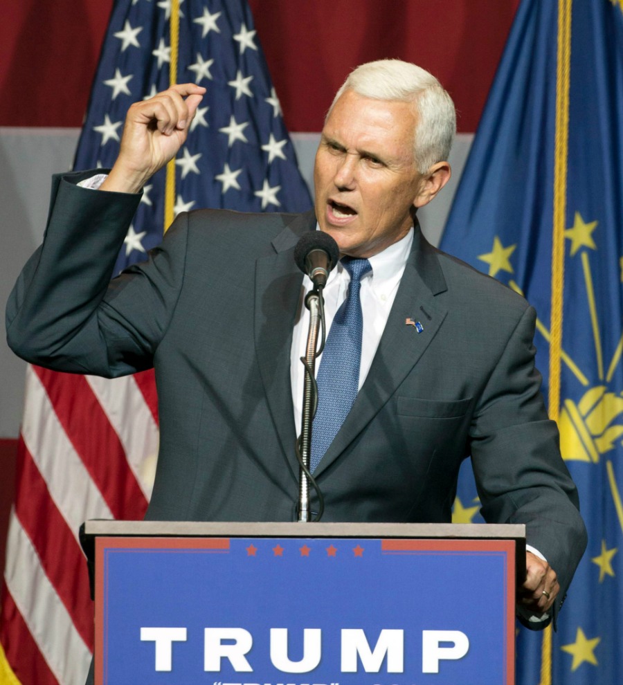 Mike Pence, de 51 años, es un defensor de los valores familiares, muy creyente, opuesto al aborto y al matrimonio homosexual.