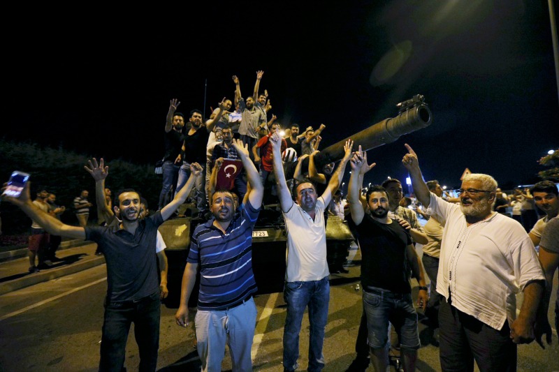 Miles de personas salieron a las calles para intentar detener a miembros del ejército tras el pedido del presidente ERdogan.