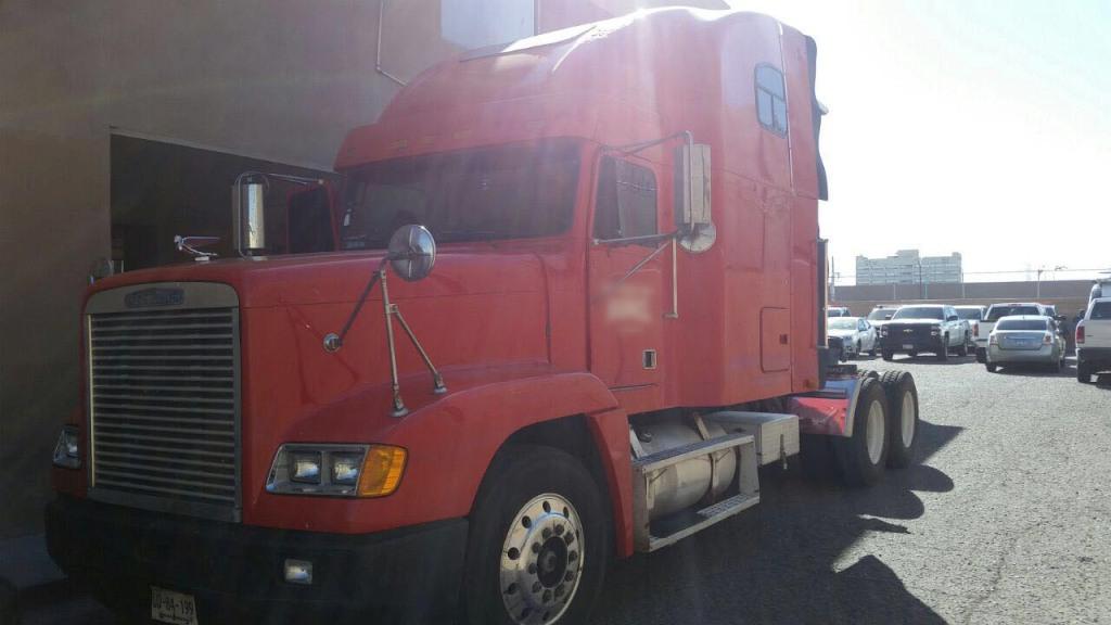 En la cabina se encontraron recipientes con capacidad de 200 litros cada uno y que contenían metanfetamina liquida. 