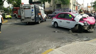 El choque entre los dos autos provocó el cierre por una horas de la Avenida Municipio Libre, mientras se realizaban las labores de rescate.
