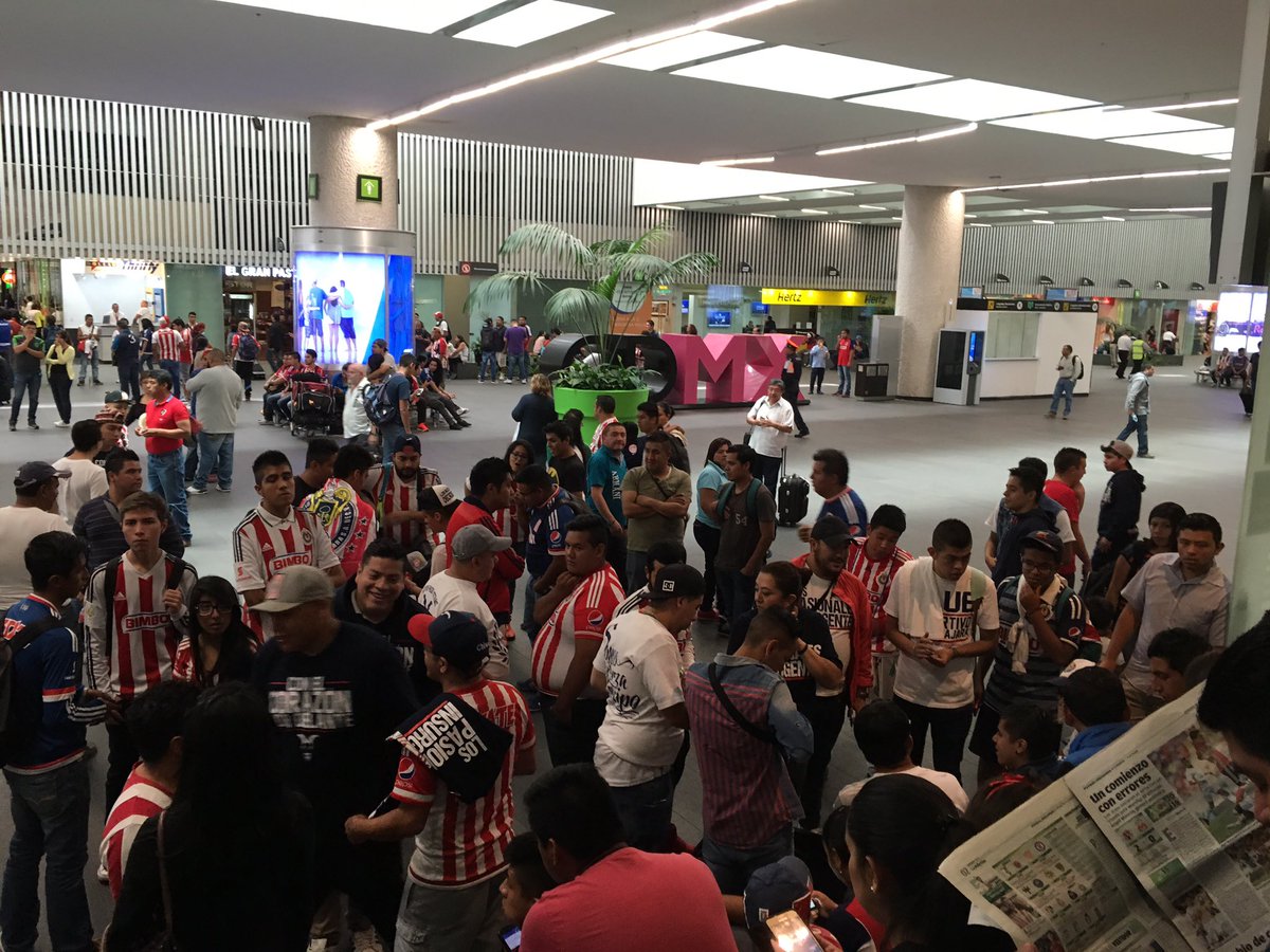 Los fanáticos esperaron a su equipo en la terminal