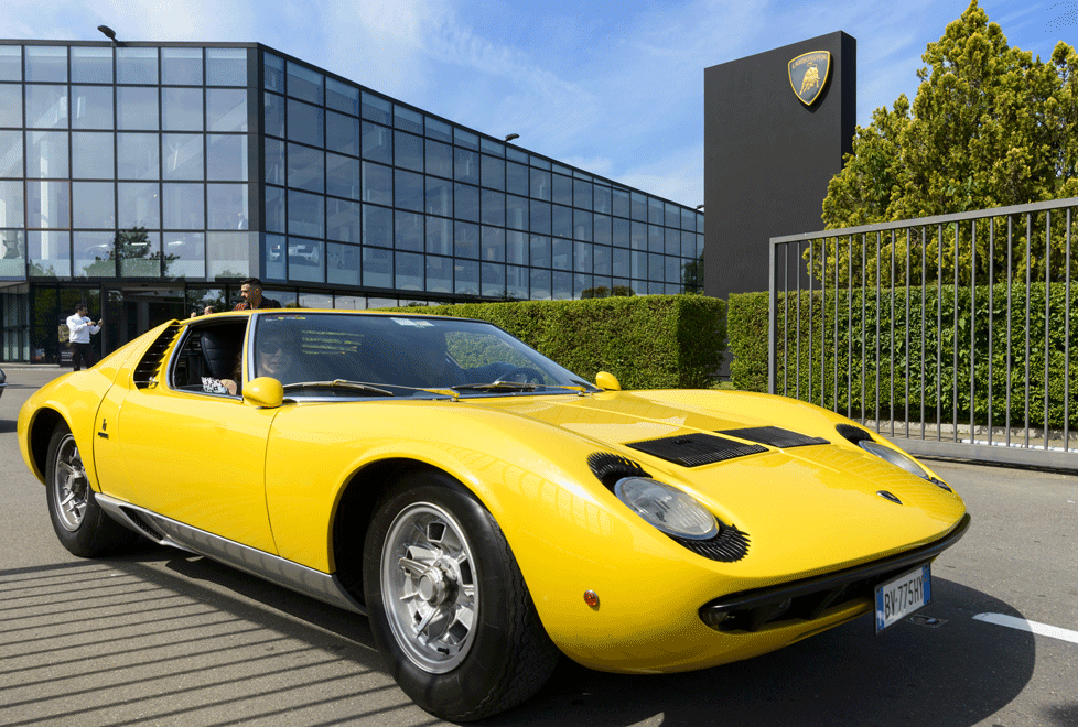 El Miura, producido entre 1966 y 1973, fue el auto más veloz de su tiempo. Aquí en una pasarela por el 100 aniversario del nacimiento de Ferruccio Lam