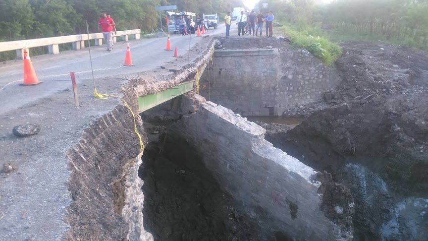 Puente colapsado en la carretera México-Laredo.