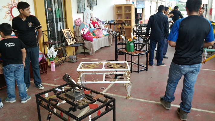  Los reos muestran en la exposición los productos que han creado en los talleres.