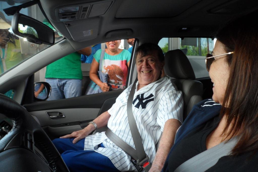 El actor Xavier López 'Chabelo' fue vitoreado por los maestros y se tomó con ellos  varias "selfies". 
