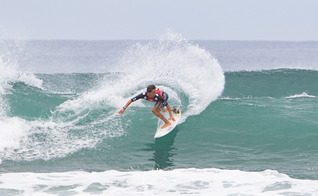Jhony Corzo dominando las olas