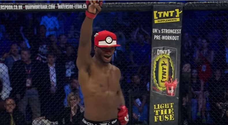 Michael Page celebra con una gorra de Pokémon