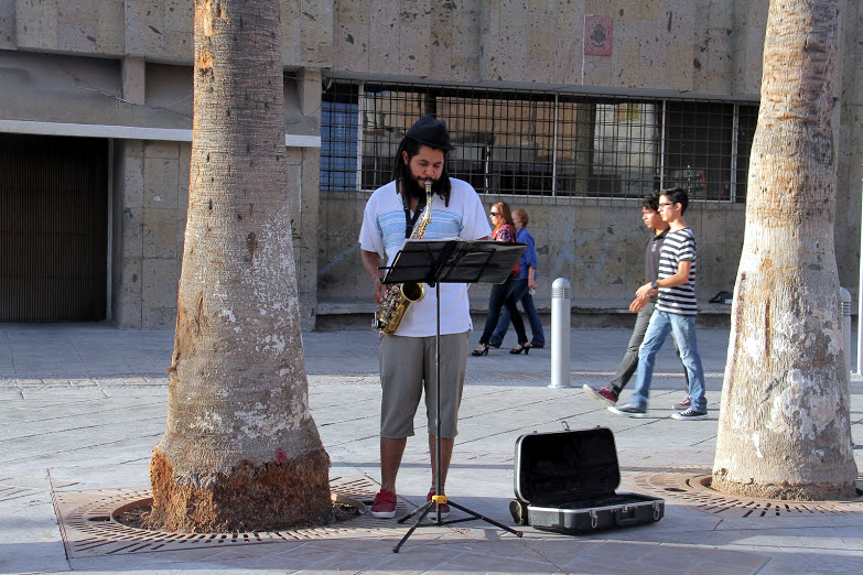 Música de saxofón, alegrando a los caminantes de Moreleando. 