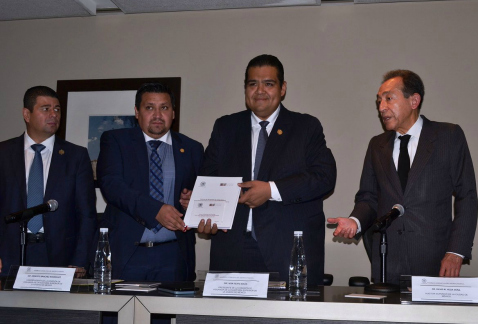 El auditor Superior de la Ciudad de México, David Vega Vera, entregó en la Asamblea Legislativa el Informe Final de Auditoría de la Cuenta Pública 201