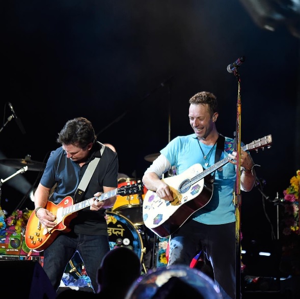 El actor tocó la guitarra. 