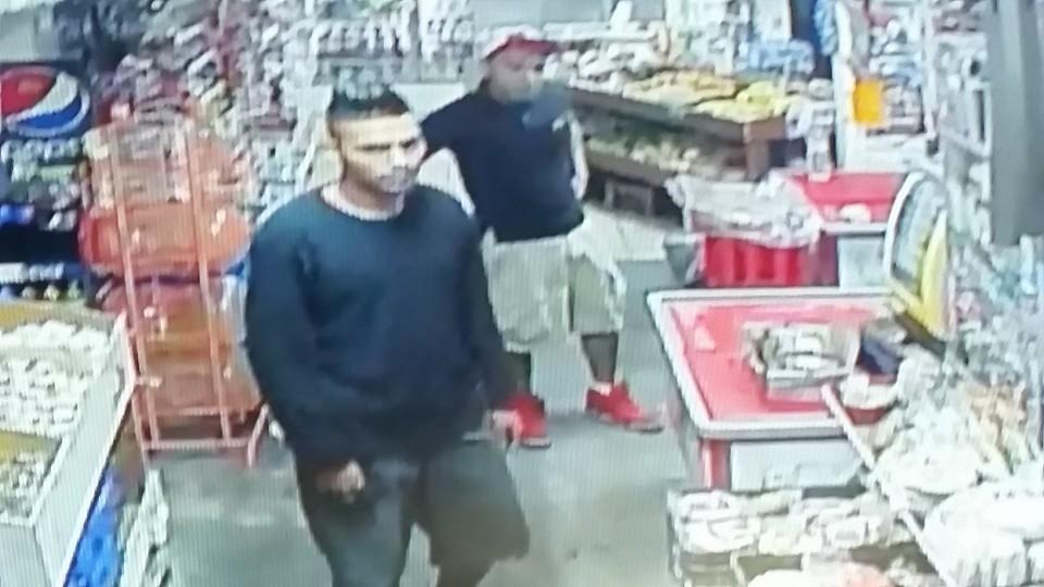 Los desconocidos amenazaron con una pistola a la empleada del negocio.
